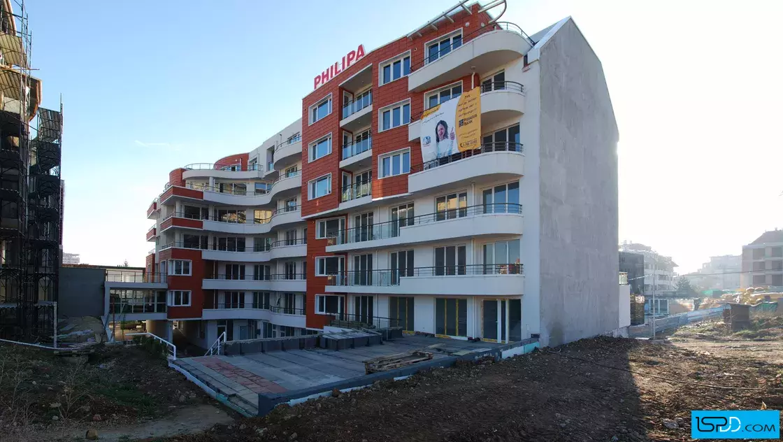 Жилищна сграда с магазини