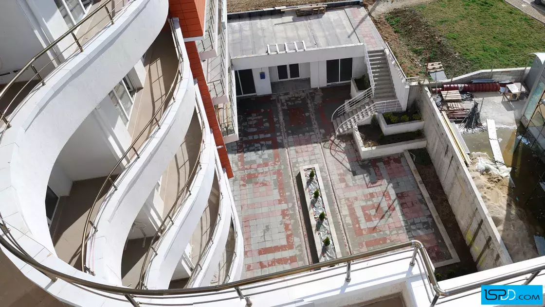 Жилищна сграда с магазини