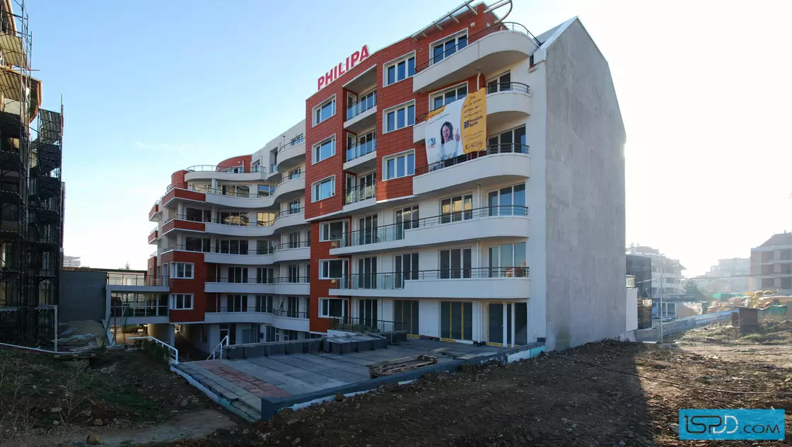 Жилищна сграда с магазини