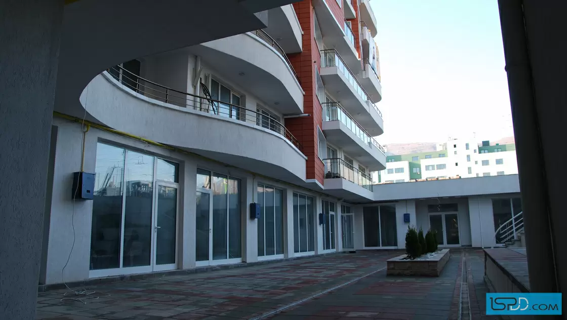 Жилищна сграда с магазини