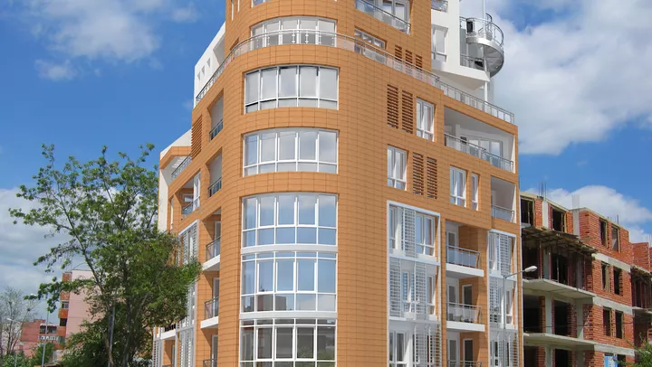 Жилищна сграда с магазини