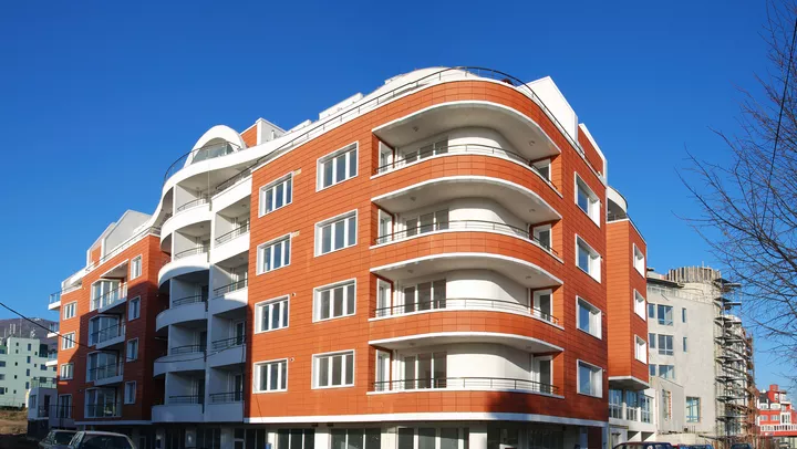 Жилищна сграда с магазини